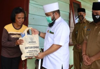 Wali Kota Bengkulu Helmi Hasan Bagikan Sembako Pada 70 KK di RT 8 Kelurahan Jalan Gedang