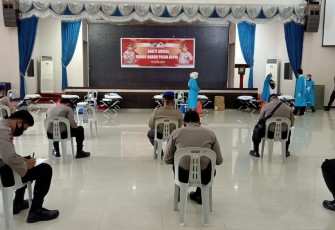Personel Polda Kepri saat mengikuti kegiatan Baksos Donor darah bersama PMI Kota Batam