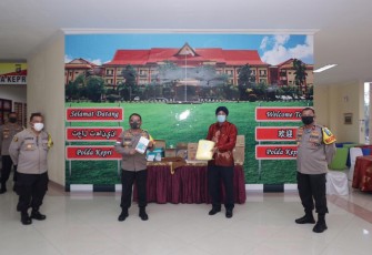 Kapolda Kepri Irjen Pol Andap Budhi Revianto langsung menerima bantuan Alkes dan APD dari perwakilan Kemendagri Singapura untuk RS Bhayangkara Polda Kepri