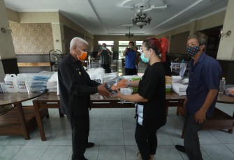 Bupati Surya Terima Bantuan APD dari Masyarakat Tionghoa Asahan