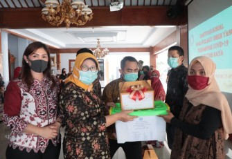 Penyerahan Bansos oleh TP PKK Kabupaten Blitar bersama Bhayangkari Blitar dan Bhayangkari Blitar Kota