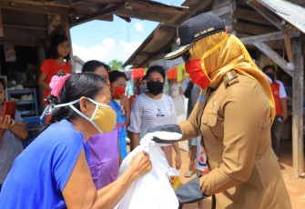 Bupati Tulang Bawang Hj Winarti Gulirkan Bansos