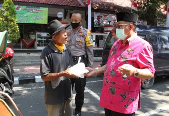 Plt Walikota Blitar Santoso saat bagikan nasi bungkus kepada masyarakat (Foto : Faisal NR / Klikwarta.com) 