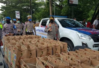 Polda Sultra Berbagi Takjil Ramadhan