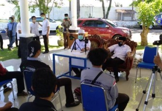 Wali Kota Bengkulu Helmi Hasan dan Wakil Wali Kota Bengkulu Dedy Wahyudi Berikan Langsung Bantuan Sembako Kepada Perwakilan Mahasiswa 