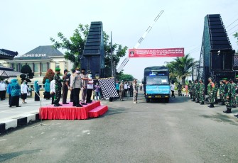 Bupati Rijanto saat memimpin pemberangkatan Bansos oleh Pemkab Blitar ke kecamatan Sutojayan 