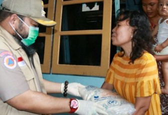 Wali Kota Bengkulu Helmi Hasan Antar Langsung Bantuan Beras dan Mie Instan Untuk Warga Terdampak Covid-19 di Kelurahan Pasar Baru 
