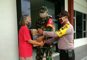 Pembagian sembako untuk warga