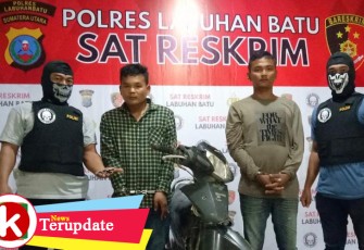 Kedua tersangka (tengah) saat diamankan beserta barang bukti