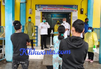 TKI yang disambut Bupati Batu Bara langsung dibawa ke Puskesmas Lima Puluh