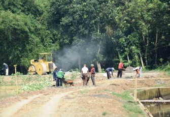 Cuaca Panas Adalah Sahabat Satgas TMMD Reguler Pekalongan Mengaspal Jalan