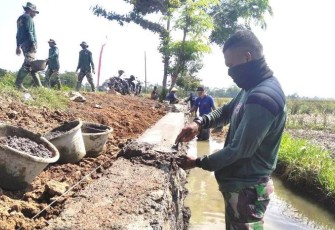 Tiga Pekan Belajar Dengan Tukang Batu di Lokasi TMMD Reguler Pekalongan Prajurit Ini Mandiri