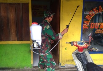 Satgas TMMD ke 107 Semprot Disinfektan di RW01 Kali Baru 