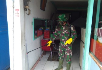 Satgas TMMD ke 107 Semprot Disinfektan