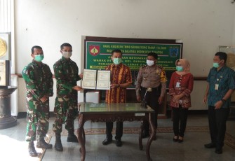 Penyerahan secara simbolis hasil TMMD