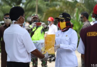 Bupati Tuba Serahkan Bantuan Sembako ke Masyarakat Terdampak Covid-19