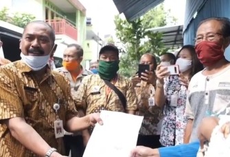 Walikota Solo FX Hadi Rudyatmo saat mengantar kepulangan pemudik di Kelurahan Banyuanyar Kecamatan Banjarsari usai menjalani 14 hari masa karantina.