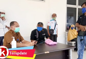 Bupati Ir Zahir MAP saat menghubungi Sarkowi Hamid di hadapan wartawan