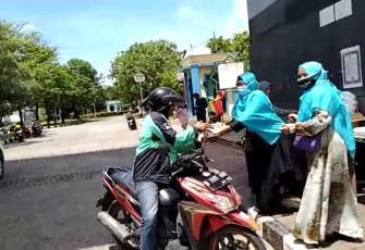 Si Jum JIC Bagikan 250 Box Makan Siang Gratis Untuk OJOL