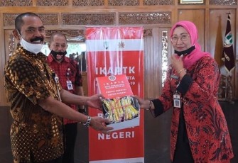 Walikota Solo FX Hadi Rudyatmo saat menerima penyerahan bantuan 5500 masker dari perwakilan Ikatan Alumni Pendidikan Tinggi Kepamongprajaan (IKAPTK) Kota Solo⁣ di Balaikota Solo guna mendukung penanganan Covid-19. (Foto Istimewa)