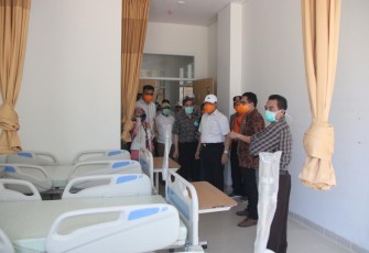 Gubernur Rohidin saat meninjau ruang perawatan PDP dan ruang isolasi pasien positif Covid-19 di Gedung Rawat Inap Fatmawati RSUD M. Yunus Bengkulu