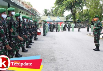 Tradisi Penerimaan Danrem 143/HO Kolonel Inf Jannie Aldrin Siahaan dan Pelepasan Kolonel Inf Yustinus Nono Yulianto