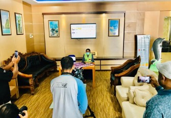 Juru Bicara (Jubir) Tim Satgas Covid-19 dr.Rosenda pada saat press conference di Kantor Bupati Kabupaten Raja Ampat pukul 10.00 Wit Senin (13/04/2020)