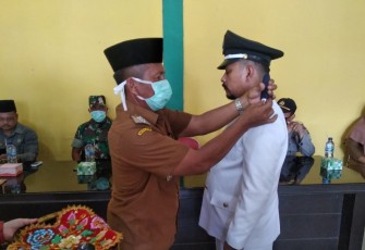 Camat Singkil Syafrizal SH menyematkan tanda jabatan Pj Kepala Kampung Rantau Gedang Singkil Kabupaten Aceh Singkil Irwansyah Rizal.