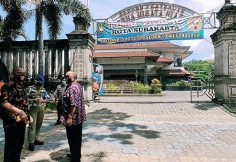 Wali Kota Solo FX Hadi Rudyatmo saat meninjau Posko Covid-19 di gedung Graha Wisata Niaga. (Foto : Istimewa)