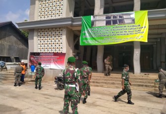 Petugas Intensifkan Penggulungan Karpet Saat Covid-19