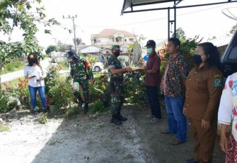 Bingkisan Dari Dansatgas TMMD Kodim 0207/SML untuk Orang Tua Asuh