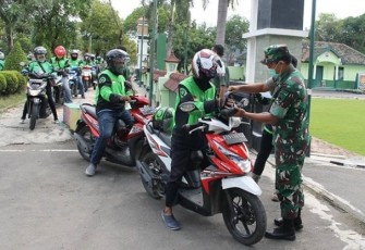 Kodim 0725/Sragen bagikan 200 paket sembako dan masker serta hand sanitizer gratis kepada para pengemudi ojek online.