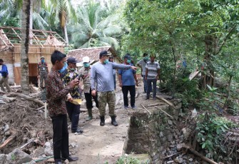 Bupati Dendi Perintahkan Bangun Barak Pengungsian dan Piket Tenaga Medis untuk Korban Banjir dan Tanah Longsor
