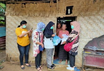 Persit Kodim 0209/LB Beri Bantuan Sembako Kepada Warakawuri dan Warga Kurang Mampu
