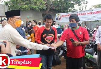 Gubernur Rohidin ke Pasar Bagi Masker Gratis