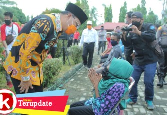 Gubernur Bengkulu Rohidin Mersyah saat menyerahkan bantuan