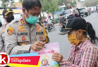 Polres OKI 'Door to Door' Bagikan Sembako Kepada Masyarakat