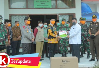 Gubernur Bengkulu Rohidin Mersyah saat menyerahkan bantuan