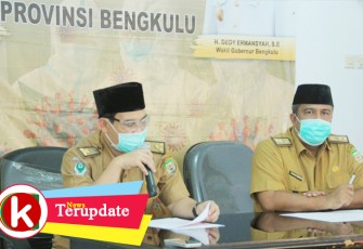 Kadinkes Herwan Antoni (kiri)