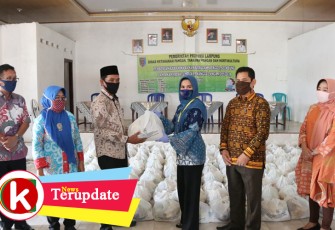 Ketua TP PKK Pesawaran Serahkan Bantuan Pangan Pada Masyarakat Terdampak Covid-19