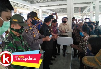 Penyerahan BLT yang bersumber dari Dana Desa kepada warga Samosir