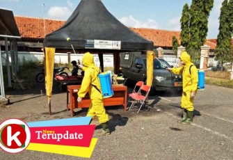 Petugas Semprot Disinfektan di Lingkungan Karantina Pemkab Brebes