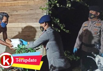 Personel Satbrimob Polda Kepri saat bagikan santapan sahur kepada salah satu warga Batam