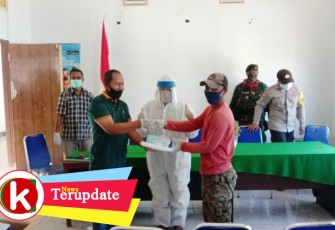 Pemeneg Luhu Bagikan APD ke Puskesmas dan Posko Relawan Covid-19