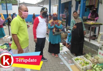 Wakil Wali Kota Tegal Muhamad Jumadi didampingi Kepala Dinkop UKM Perdagangan Joko Sukur Baharudin saat meninjau langsung pelaksanaan social distancing di pasar Bandung