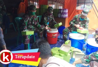 Dapur Umum TNI-Polri Bersama Dinsos Batang Bagikan Menu Berbuka Puasa