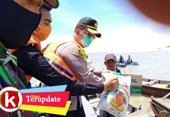 Kapolres Batu Bara Bagikan Sembako Ditengah Laut Pada Nelayan Tradisional