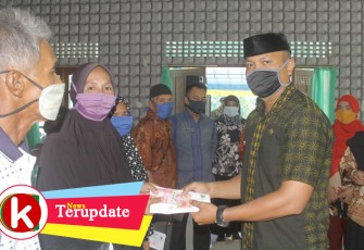 Wabup Lingga Serahkan BLT-DD di Desa Lanjut dan Batu Kacang