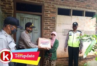 Kapolsek Wonotunggal Iptu Sayoko didampingi Ps. Kasi Humas Aiptu Suprihono saat memberikan paket sembako kepada warga tedampak Covid-19