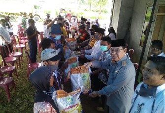 Bupati Rejang Lebong Ahmad Hijazi Kunjungi Warga Korban Angin Puting Beliung di Desa Air Bening